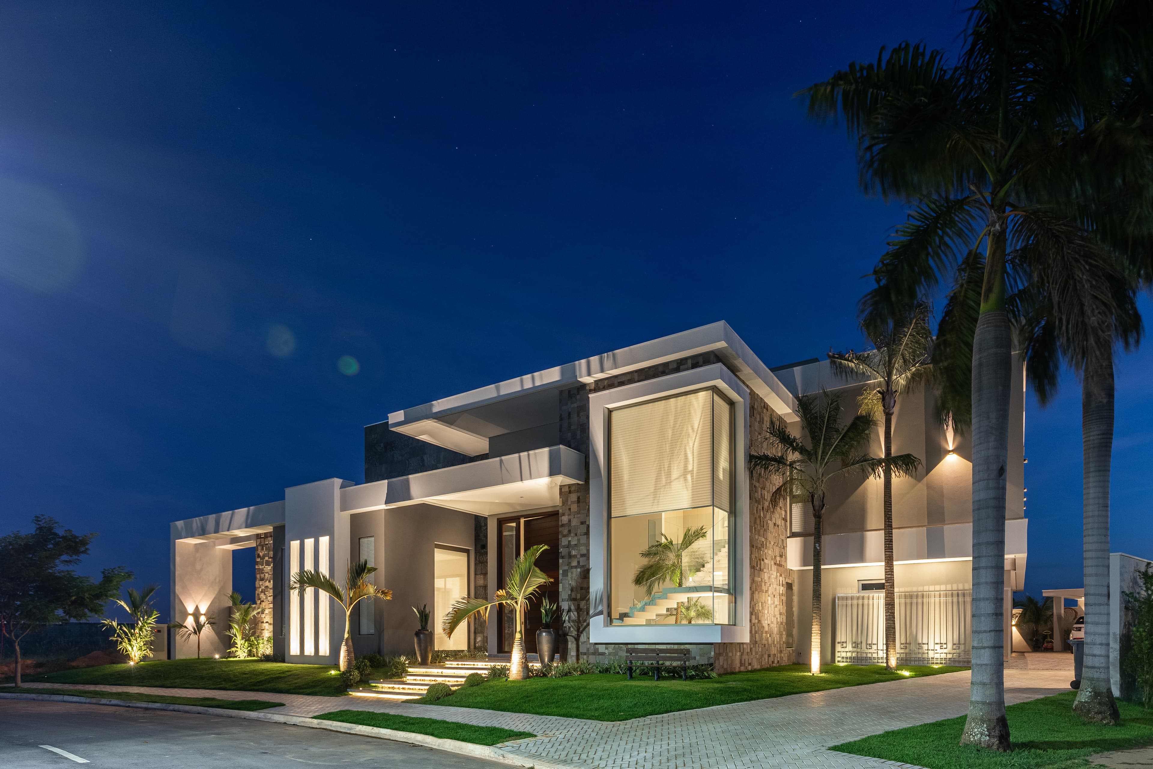 Residência com piscina e esquadrias modernas em Sorriso - MT